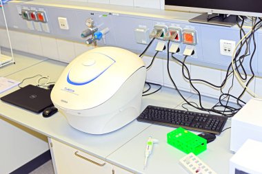 PRAG, CZECH Cumhuriyet - 25 Mayıs 2019: Laboratuvar ekipmanları. Organik ve Biyokimya Enstitüsü