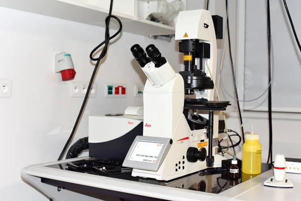 Πράγα Τσεχική Δημοκρατία Μαΐου 2019 Φασματοσκοπική Σάρωση Λέιζερ Φασματικό Μικροσκόπιο — Φωτογραφία Αρχείου
