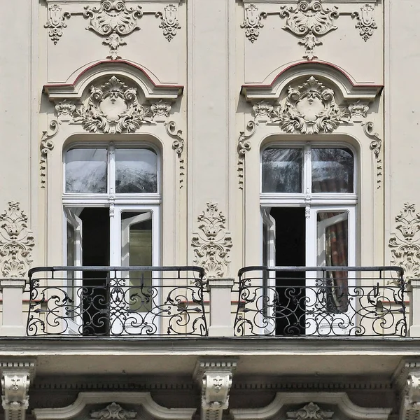 Ventanas Edificio Antiguo —  Fotos de Stock