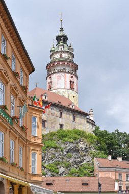 Çek Cumhuriyeti Krumlov, CZECH REPUBLIC - 15 Temmuz 2019: Castle Tower. UNESCO Dünya Mirası Alanı