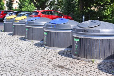 Çek Krumlov, CZECH REPUBLIC - 23 Mayıs 2019: Çöpleri ayırıp toplamak için bir site.