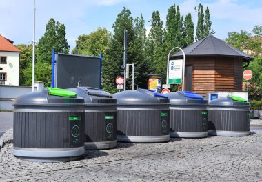 Çek Krumlov, CZECH REPUBLIC - 23 Mayıs 2019: Çöpleri ayırıp toplamak için bir site.