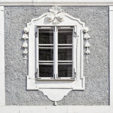 Eski bir binanın penceresi. Prag, Çek Cumhuriyeti