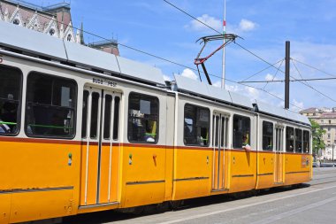 Budapeşte, Macaristan - 6 Temmuz 2019: Şehrin sokaklarında eski bir tramvay.