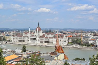 Budapeşte, Macaristan - 6 Temmuz 2019: Tuna Nehri ve Parlamento Binaları 'nın görüntüsü Balıkçı Kalesi' nin yüksekliğinden.