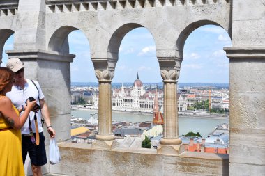 Budapeşte, Macaristan - 6 Temmuz 2019: Tuna Nehri ve Parlamento Binaları 'nın görüntüsü Balıkçı Kalesi' nin yüksekliğinden.