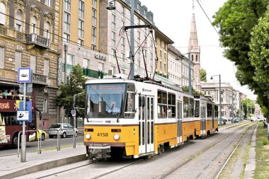 Budapeşte, Macaristan - 6 Temmuz 2019: Şehrin sokaklarında eski bir tramvay.