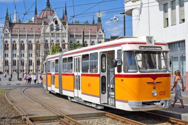 Budapeşte, Macaristan - 6 Temmuz 2019: Şehrin sokaklarında eski bir tramvay.
