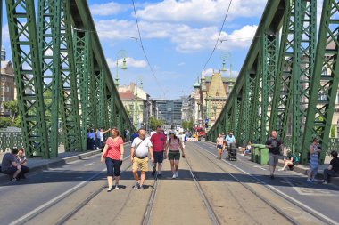 Budapeşte, Macaristan, - 6 Temmuz 2019: Özgürlük Köprüsü 'ndeki yayalar.