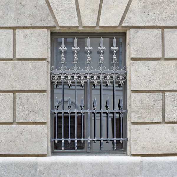 Eski bir binanın penceresi. Prag, Çek Cumhuriyeti