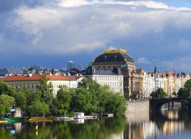 Prag, Çek Cumhuriyeti - 2 Mayıs 2019: Ulusal Tiyatro, Çek operasının mezun olduğu ve Çek tarihi ve sanatının ulusal anıtı olarak bilinir. Charles Köprüsü'nden görünüm.