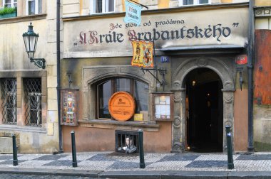Prag, Çek Cumhuriyeti - 25 Mayıs 2019: Şehrin eski kesiminde restoran.