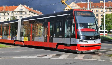 Prag, Çek Cumhuriyeti - 25 Mayıs 2019: Şehrin sokaklarında modern bir tramvay.