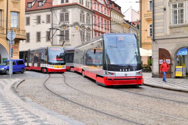 Prag, Çek Cumhuriyeti - 25 Mayıs 2019: Şehrin sokaklarında modern bir tramvay.
