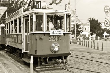 Prag, Çek Cumhuriyeti - 25 Mayıs 2019: Şehrin sokaklarında turist tramvayı.