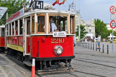 Prag, Çek Cumhuriyeti - 25 Mayıs 2019: Şehrin sokaklarında turist tramvayı.