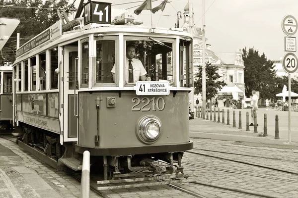 Prag, Çek Cumhuriyeti - 25 Mayıs 2019: Şehrin sokaklarında turist tramvayı.