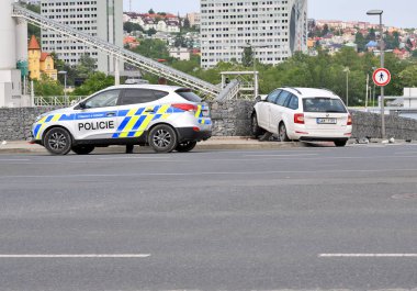 Prag, Çek Cumhuriyeti - 25 Mayıs 2019: Trafik kazası nın olduğu yerde polis devriye aracı.
