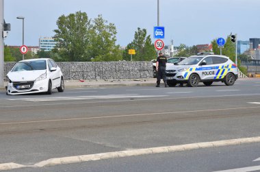 Prag, Çek Cumhuriyeti - 25 Mayıs 2019: Trafik kazası nın olduğu yerde polis devriye aracı.