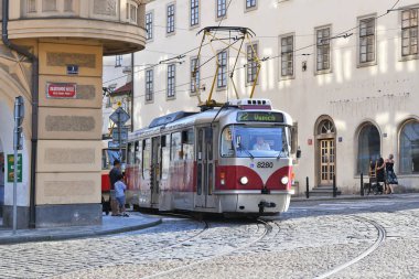 Prag, Çek Cumhuriyeti - 25 Mayıs 2019: Şehrin sokaklarında eski tramvay.