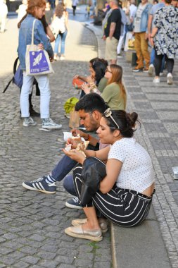 Prag, Çek Cumhuriyeti - 25 Mayıs 2019: Turistler çeşitli dolgularla trdelniks'in tadını almakve tadını çıkarmaktan mutluluk diliyor.