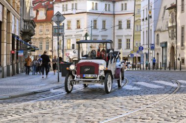 Prag, Çek Cumhuriyeti - 25 Mayıs 2019: Şehir caddesinde turistik geziler için eski bir araba.