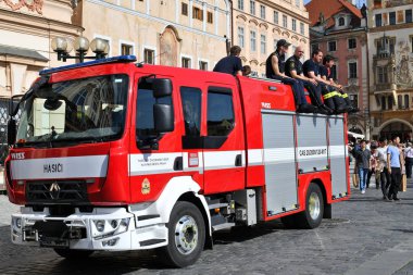 Prag, Çek Cumhuriyeti - 25 Mayıs 2019: Eski Şehir Meydanı'nda bir itfaiye aracı, taraftar bölgesinde bir hokey maçının toplu olarak izlenmesi sırasında güvenlik görevlisinin üzerinde.