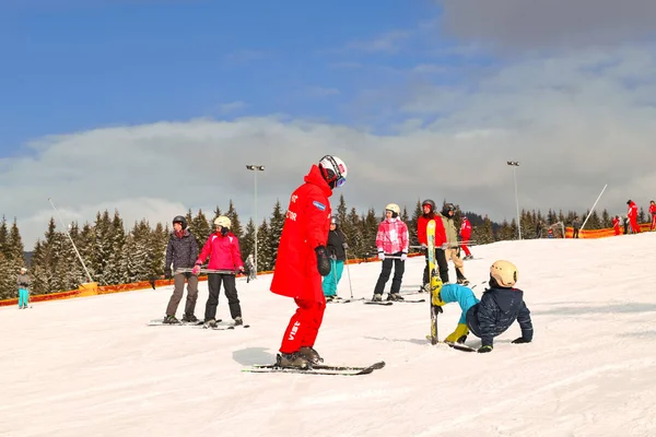 Bukovel Ski Resort Spa Ukraine February 2019 Ski Instructor Conducts — Φωτογραφία Αρχείου