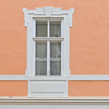 Eski bir binanın penceresi. Eski Prag, 2019. 