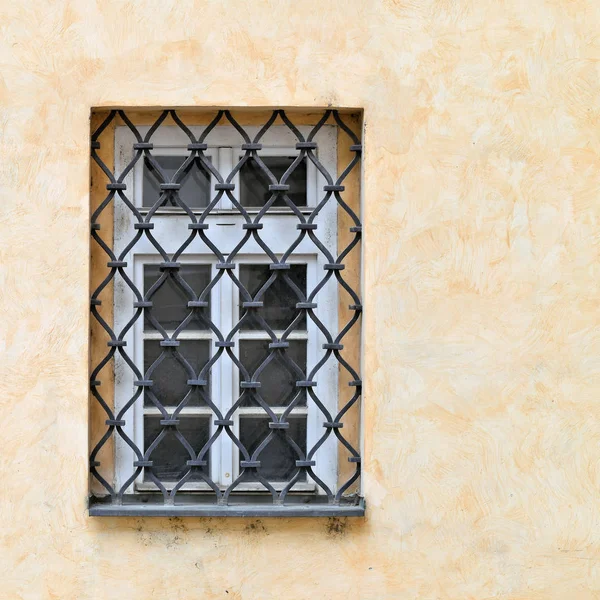 Ventana Con Una Celosía Edificio Antiguo Praga Vieja 2019 —  Fotos de Stock