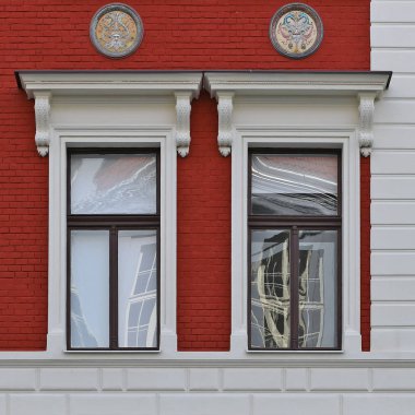 Eski bir binanın penceresi. Eski Prag, 2019. 