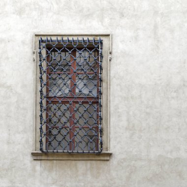 Eski bir binanın kafesi olan pencere. Eski Prag, 2019. 