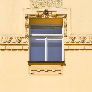 Eski bir binanın penceresi. Eski Prag, 2019. 