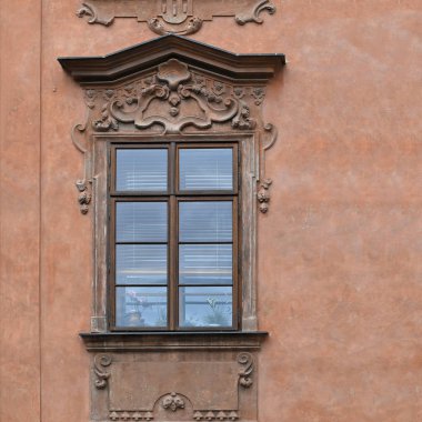 Eski bir binanın penceresi. Eski Prag, 2019. 