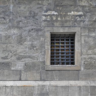 Eski bir binanın kafesi olan pencere. Eski Prag, 2019. 