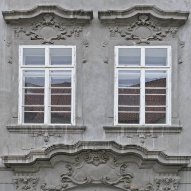 Eski bir binanın penceresi. Eski Prag, 2019. 