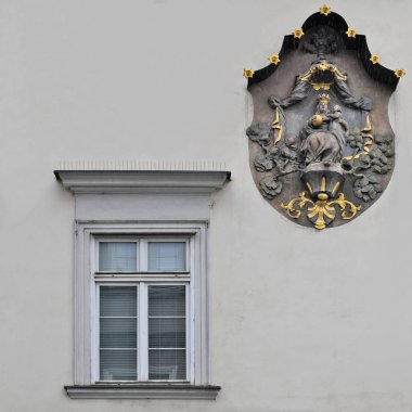 Eski bir binanın penceresi. Eski Prag, 2019. 