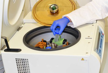 Prag, Çek Cumhuriyeti - 25 Mayıs 2019: Bilim adamı santrifüj Mega Star 1.6r'dan bir örnek alıyor. Organik ve Biyokimya Enstitüsü.