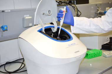 Prag, Çek Cumhuriyeti - 25 Mayıs 2019: Bilim adamı pipet spektrometre bir cuvette için bir örnek. Organik ve Biyokimya Enstitüsü.