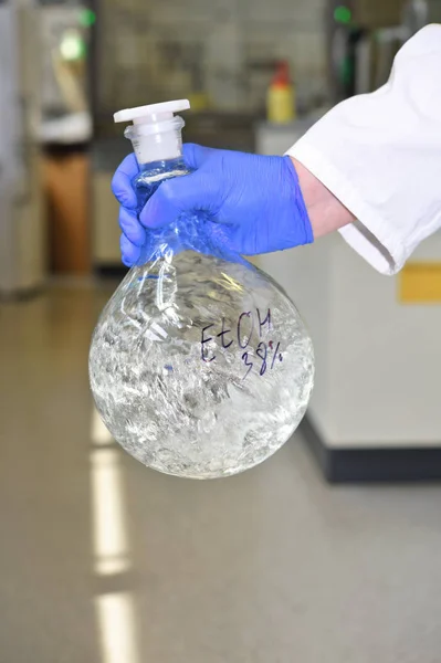 Químico Mistura Grande Frasco Com Líquido Transparente Laboratório — Fotografia de Stock