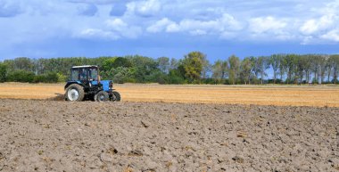 Kalush, Ukrayna - 29 Eylül 2019: Kalush kasabası yakınlarında tarlada modern traktör çalışmaları, Batı Ukrayna.