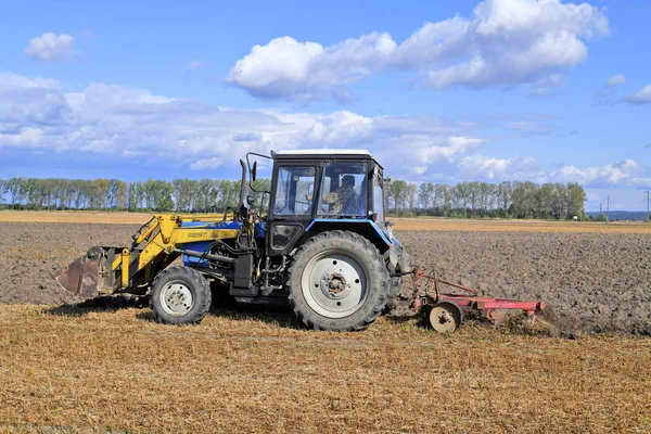 乌克兰卡卢什 2019年9月29日 乌克兰西部卡卢什镇附近的田间工程中现代拖拉机 — 图库照片