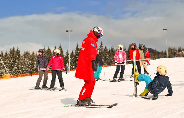 Bukovel Estância Esqui Spa Ucrânia Fevereiro 2019 Instrutor Esqui Conduz — Fotografia de Stock