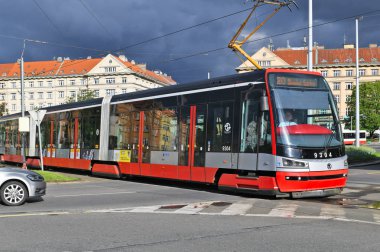 Prag, Çek Cumhuriyeti - 25 Mayıs 2019: Şehrin sokaklarında modern bir tramvay.