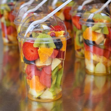 Plastik kavanozlarda taze meyve. sağlıklı ve vejetaryen yemekleri.