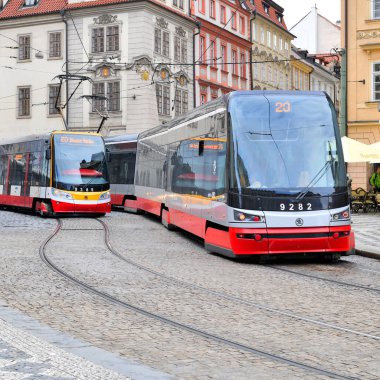 Prag, Çek Cumhuriyeti - 25 Mayıs 2019: Şehrin sokaklarında modern bir tramvay.