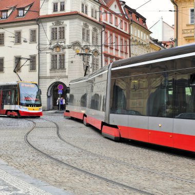 Prag, Çek Cumhuriyeti - 25 Mayıs 2019: Şehrin sokaklarında modern bir tramvay.