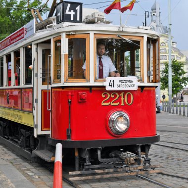 Prag, Çek Cumhuriyeti - 25 Mayıs 2019: Şehrin sokaklarında turist tramvayı.