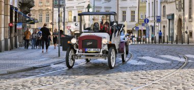 Prag, Çek Cumhuriyeti - 25 Mayıs 2019: Şehir caddesinde turistik geziler için eski bir araba.