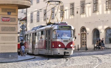 Prag, Çek Cumhuriyeti - 25 Mayıs 2019: Şehrin sokaklarında eski tramvay.